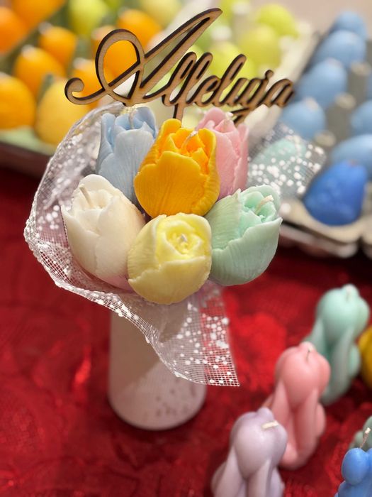 Piękny bukiet świec w gipsowym wazonie ręcznie robione