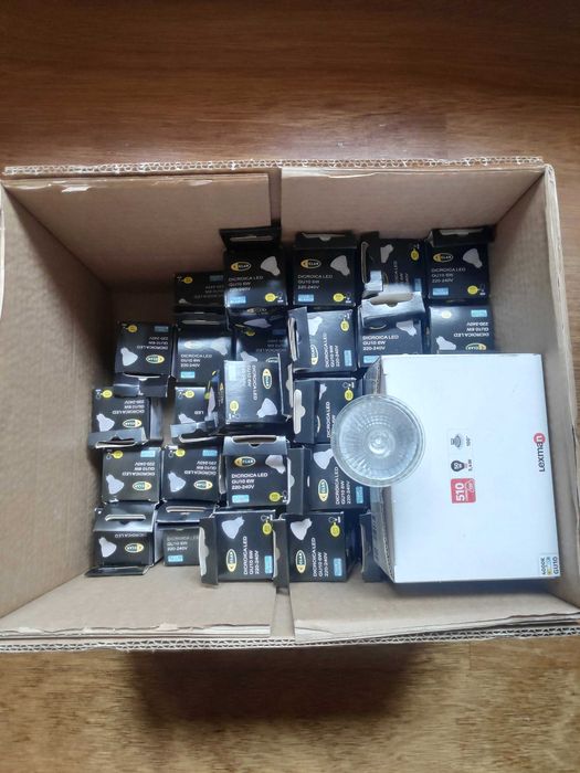 54 Focos GU10 (apenas lâmpadas)