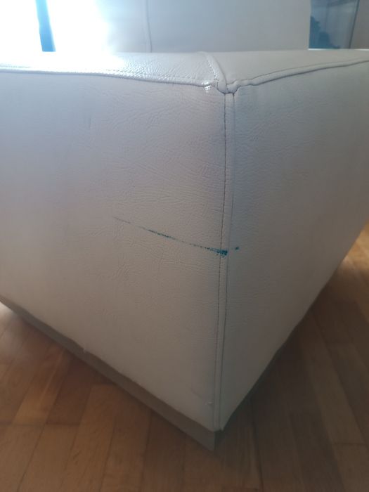 Poltrona em pele sintética — branco casca de ovo, pés em inox escovado