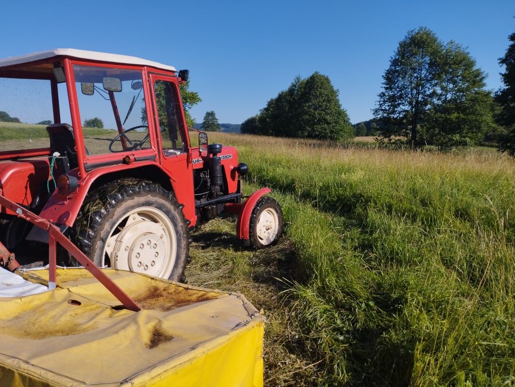 Koszenie łąk i trawników mulczerem rozdrabniajacym