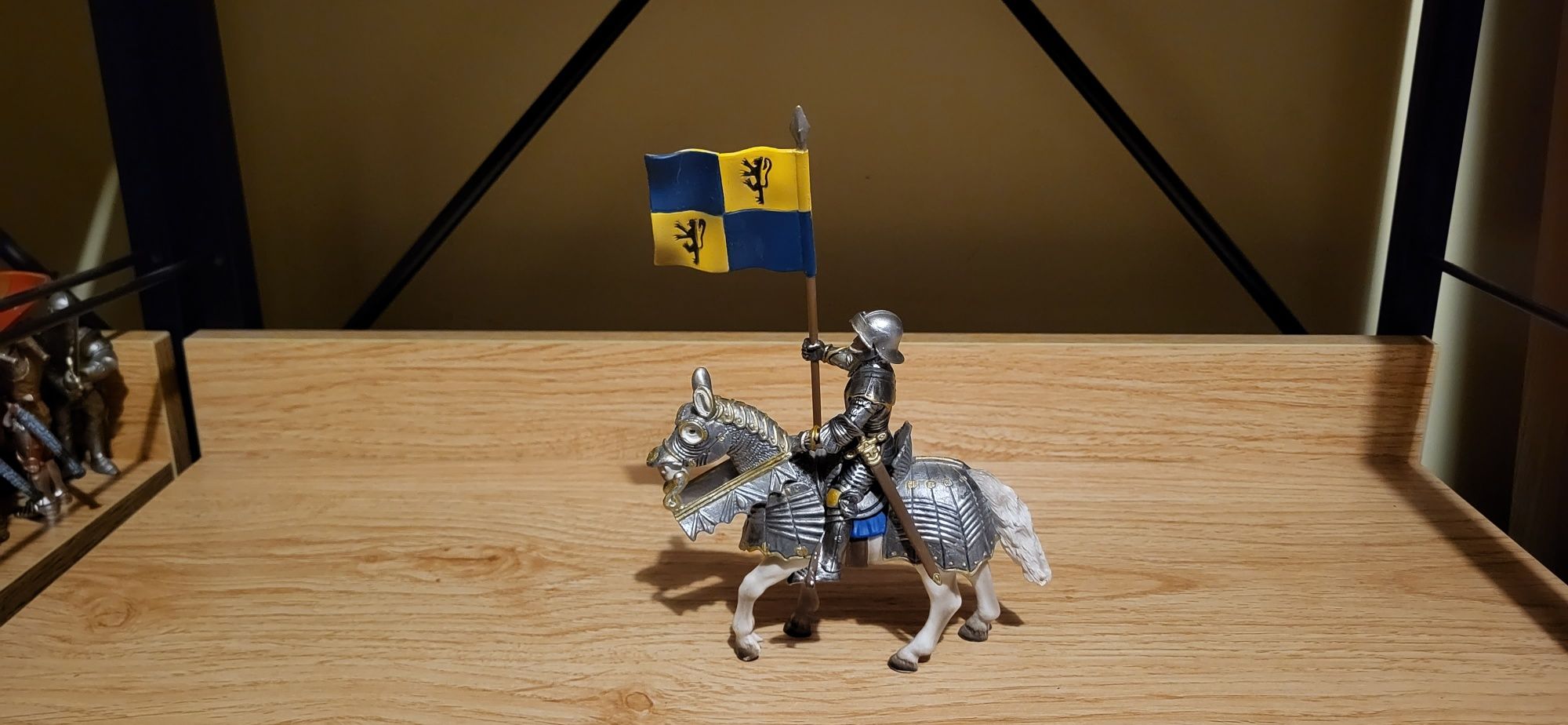 Schleich rycerz chorąży na koniu figurki unikat wycofany z 2003 r.