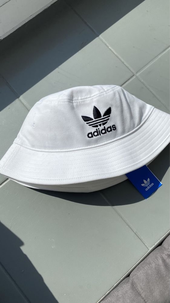 Biała czapka adidas