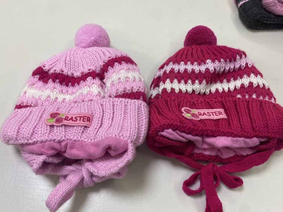 Отдам бесплатно шапки на девочку