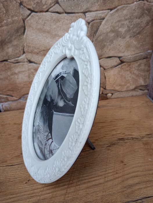 Stara porcelanowa ramka na zdjęcia.