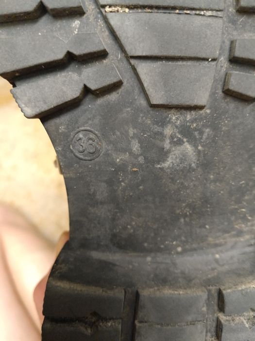 Срочно продам зимние ботинки женские