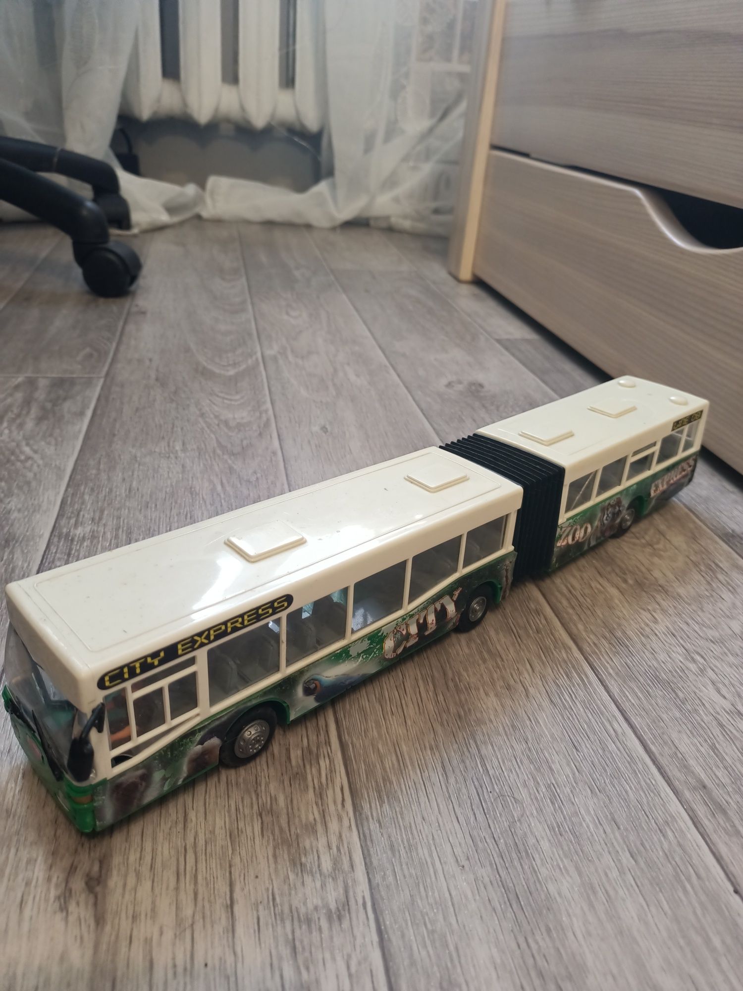 Великий інерційний автобус від Dickie Toys Majorette