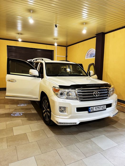 Toyota Land Cruiser 200 • 2013 • 4.5 V8 Diesel • 70th Anniversary