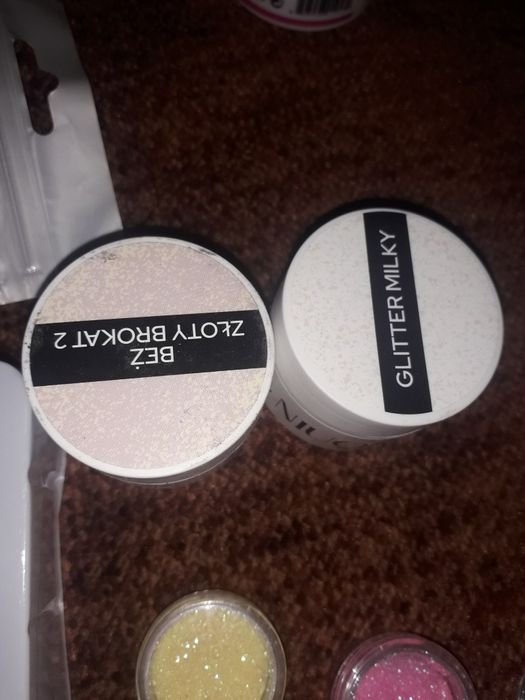 Witam sprzedam zestaw do paznokci razem z kuferkiem  caly komplet