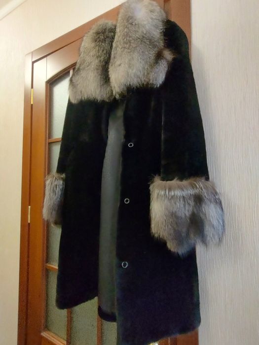 Жіноча шуба з натурального хутра (мутон, чорнобурка)