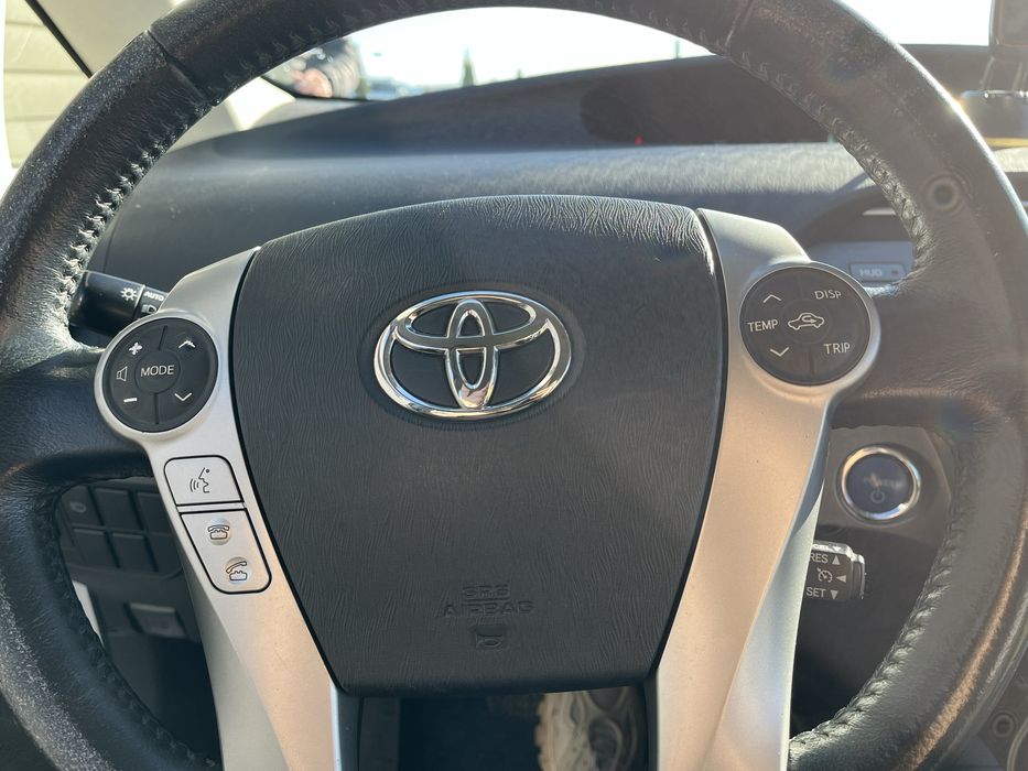 Продається Toyota Prius в технічно відміному стані.