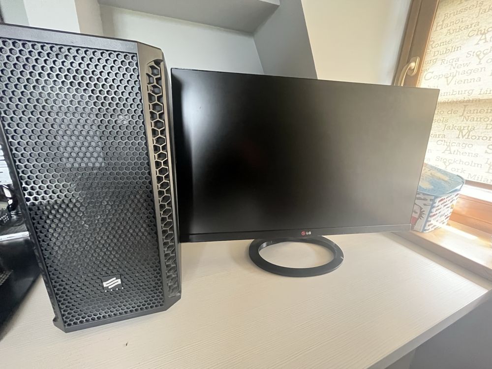 Komputer z monitorem lg