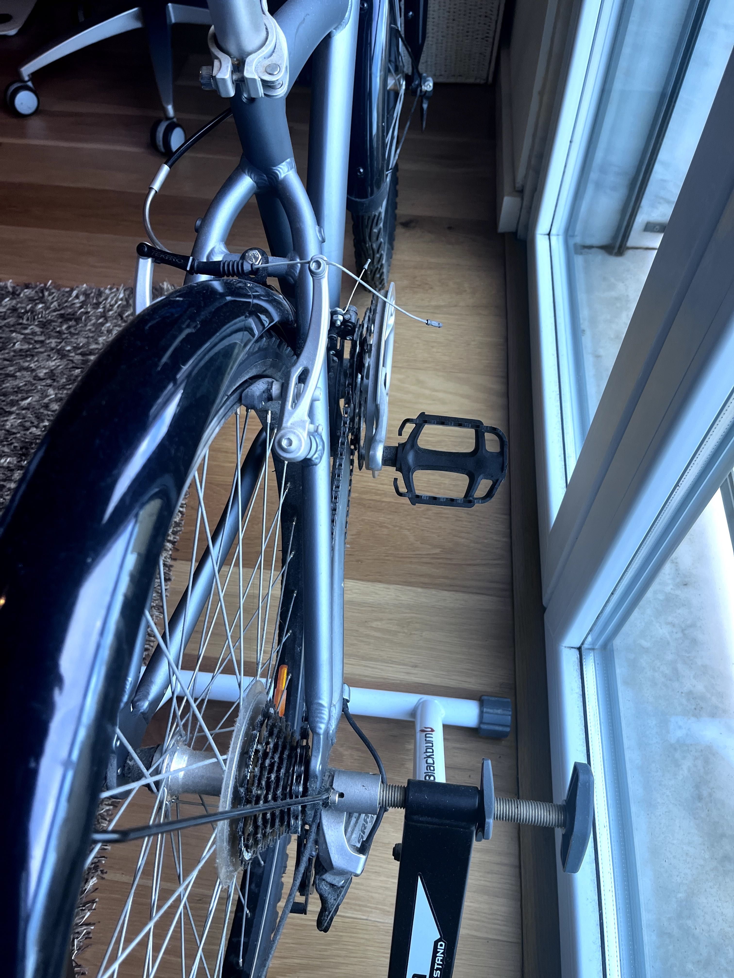 Bicicleta btwin com  rolo de treino BlackBurn