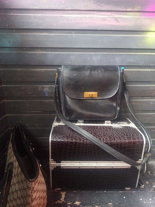 Сумка Gucci  винтаж . Кожа . Цена 2000