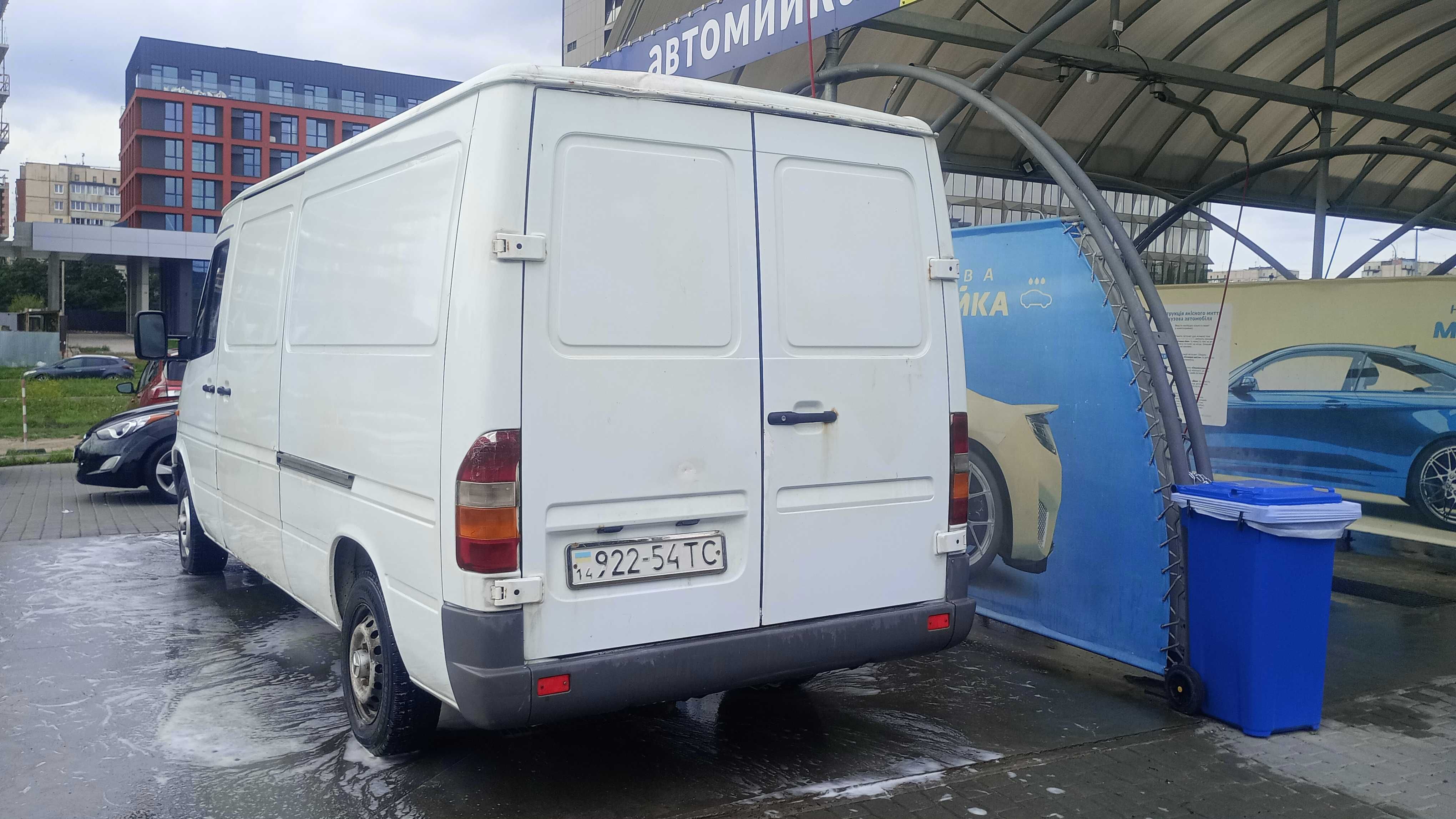 Автомобіль Мерседес спрінтер 208