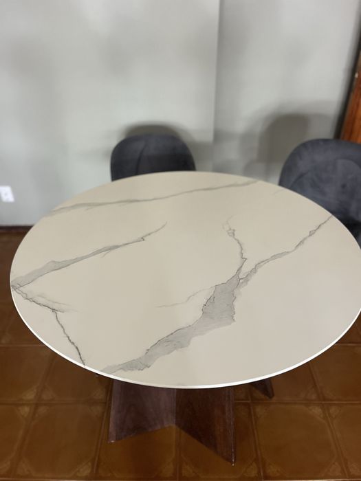 Mesa com duas cadeiras