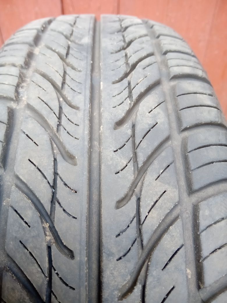 Opony letnie Kormoran 165/65 R14 z felgami stalowymi.