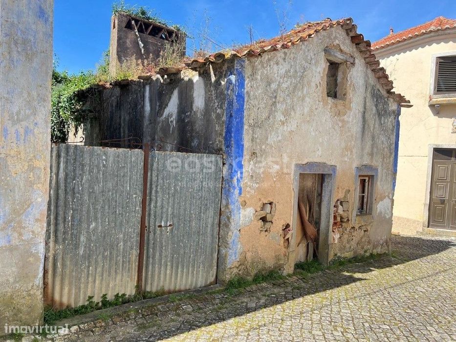 Moradia Rústica para recuperar em Sobral da Lagoa em Óbidos