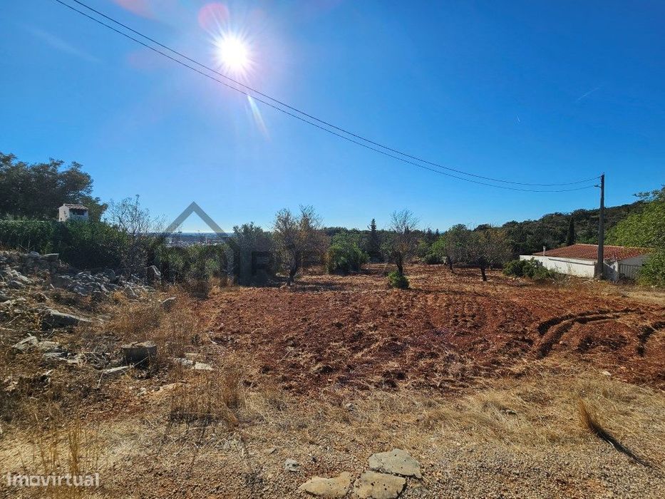 Moradia por recuperar com bela vista perto do Marshopping Algarve