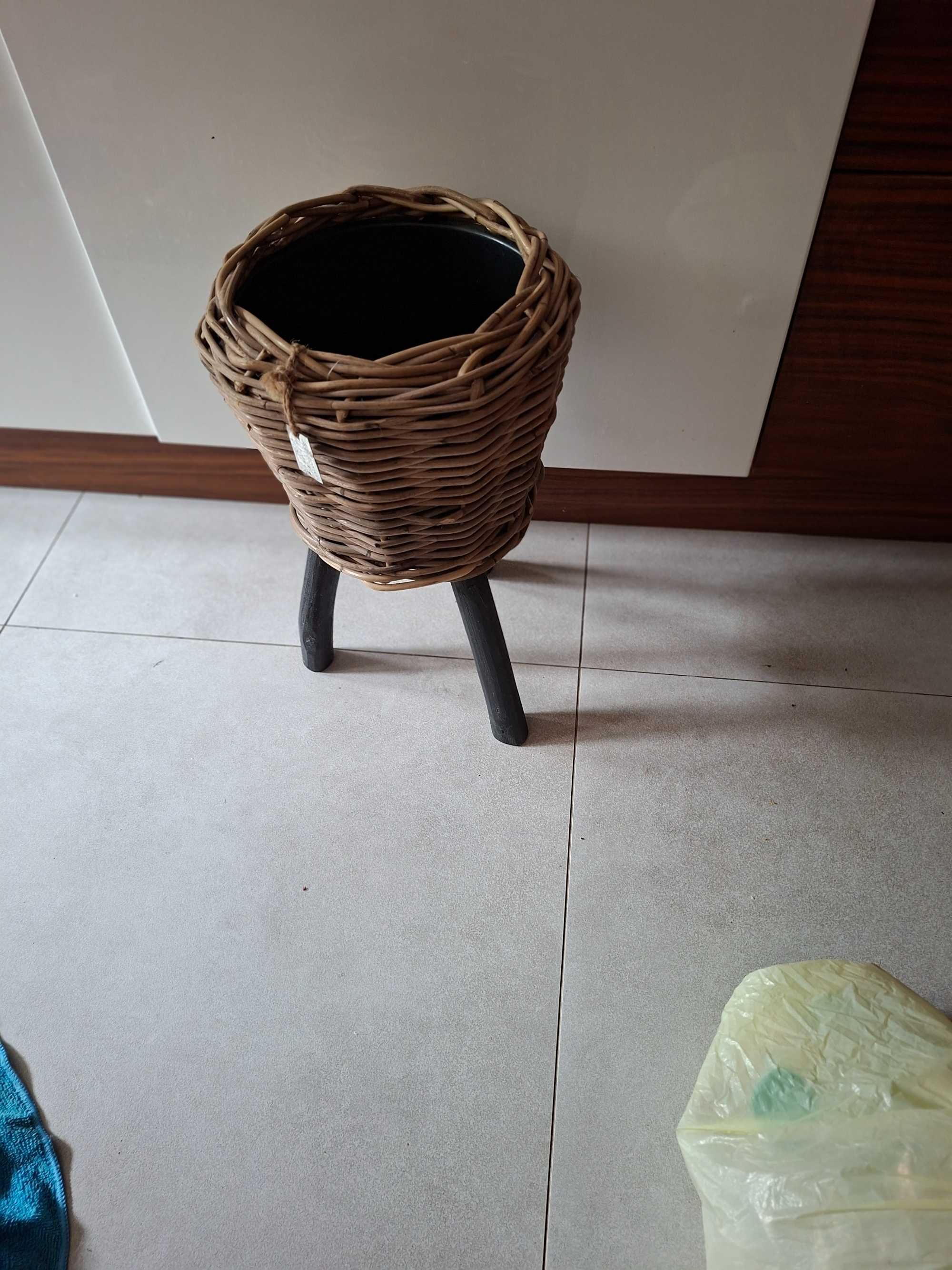 Oslona doniczki na nóżkach