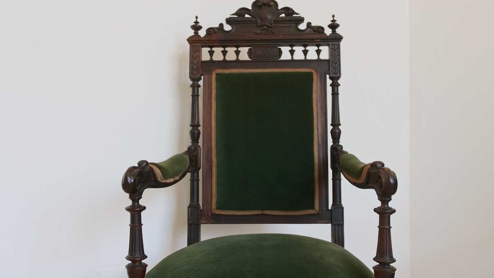 Canapé e cadeirões em vinhático estofados a veludo verde