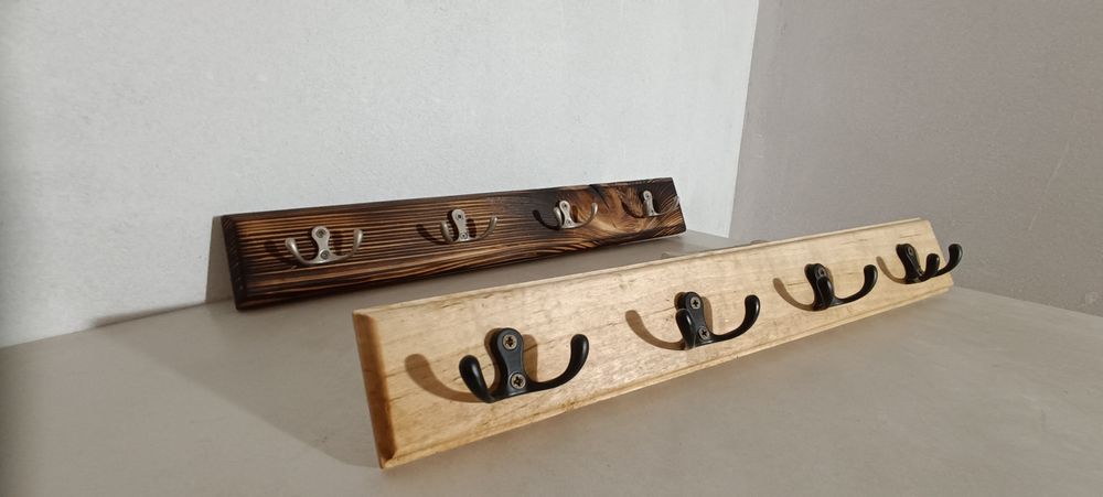 Wieszak na ubrania wiszący, ścienny, drewniany.
