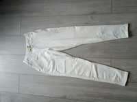 Nowe białe spodnie z ozdobną klamerką