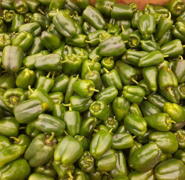 Доставка еко продуктів по м.Києву. Перці 60 грн, помидори 40, груші 58