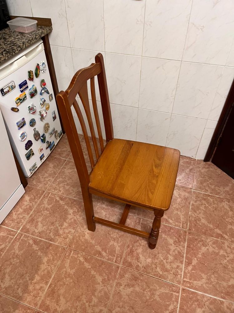 Mesa de cozinha com cadeiras e bancos