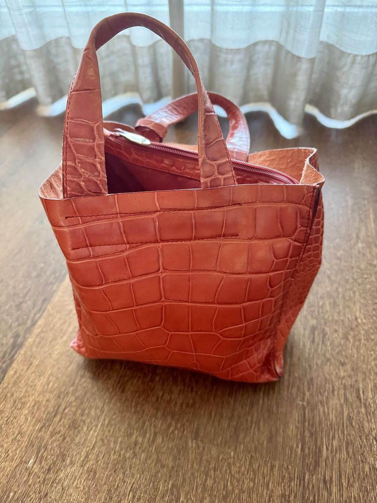 Mala Furla com divisória interior e fecho