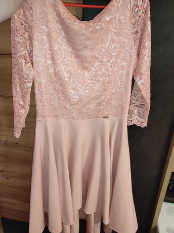 Pudrowo-różowa sukienka