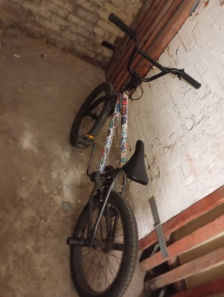 Fajny BMX z pegami