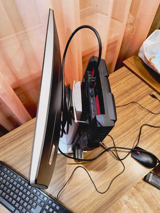 Уникальный мобильный игровой ПК (MSI VR ONE+ GTX 1070 8G + HP E222)