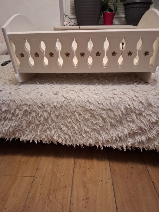 Kołyska dla lalek ręcznie robiona