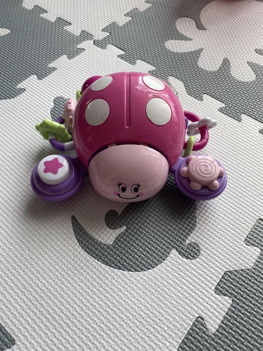 Uciekająca biedronka pełzak do raczkowania Smily Play różowa grająca