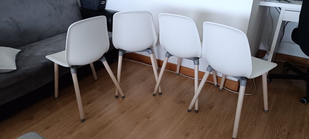 4 cadeiras brancas