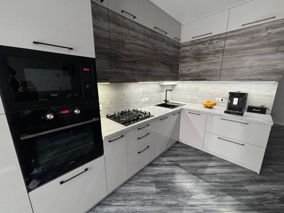 2-кімнатна з кухнею-вітальнею! Гарний ремонт!