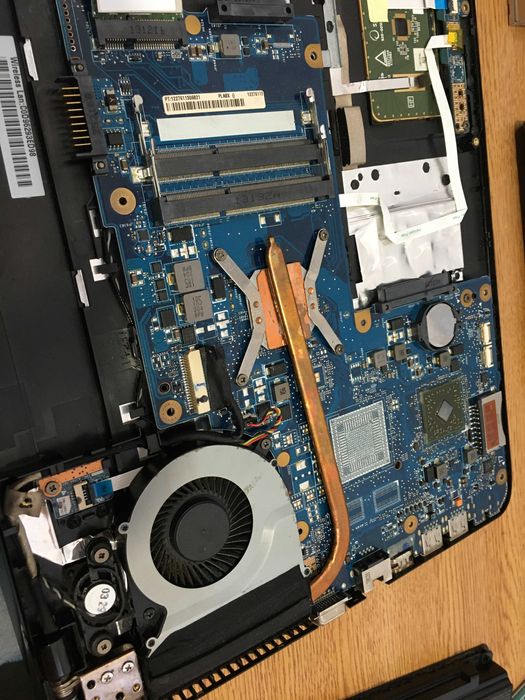 Portátil Toshiba Satellite C855D para peças - ecrã, dissipador, etc