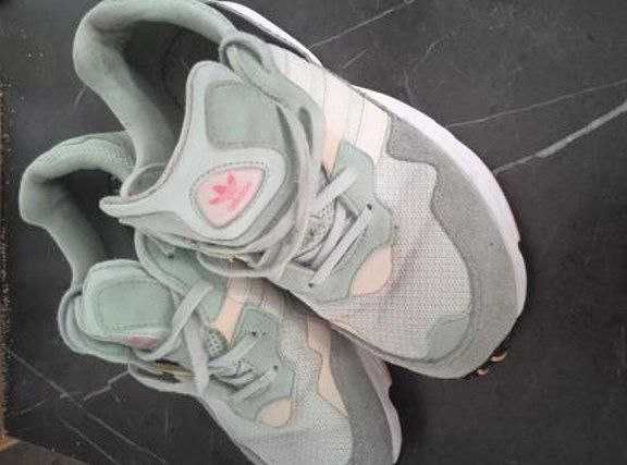 Жіночі кросівки adidas оригінальні в ідеальному стані, весна, осінь.