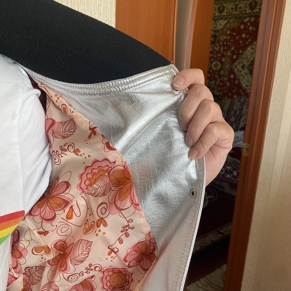 Крутезний  ретро - бомбер , для модниць