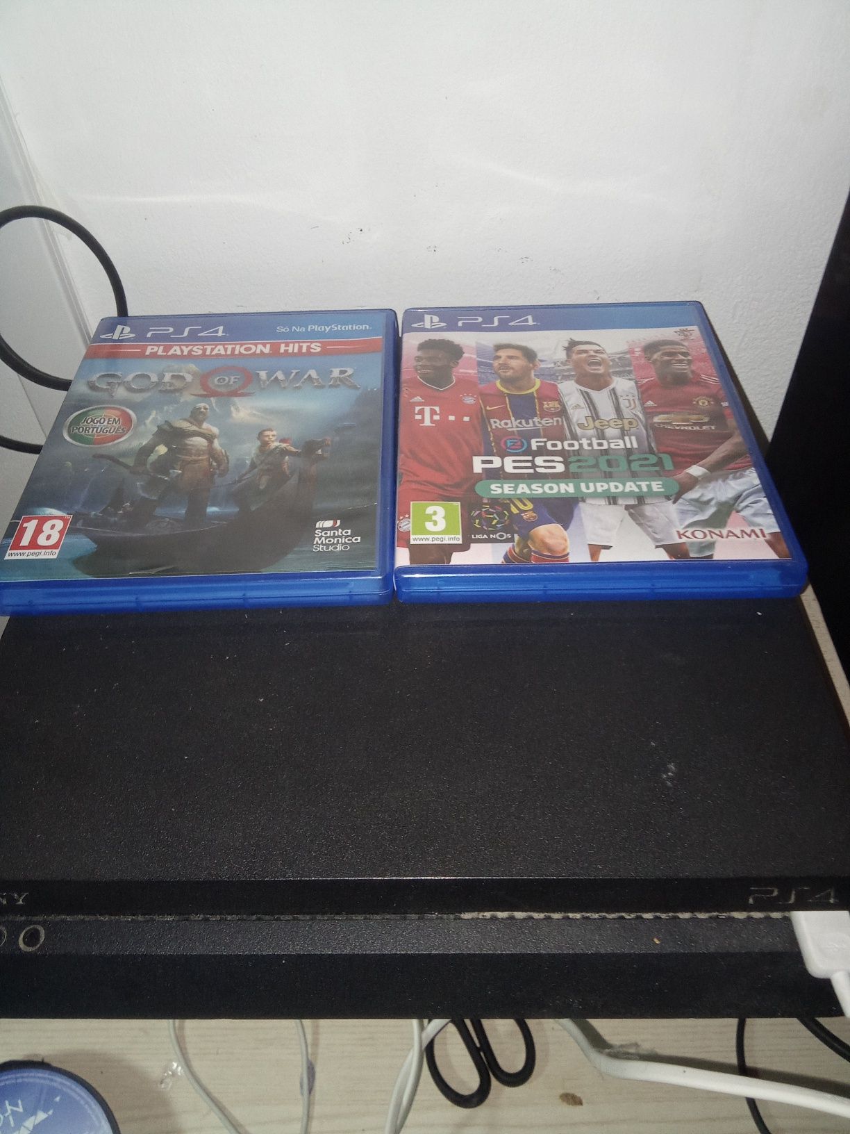 É uma PS4 com dois jogos tudo bem