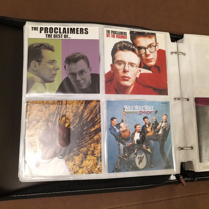 Płyty CD z przeróżną muzyką w albumie - pokrowcu - teczce