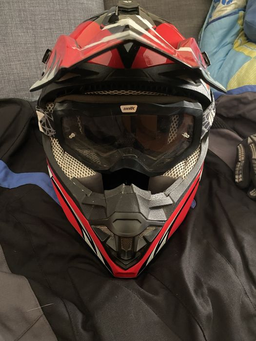 Capacete, casaco e óculos de mota