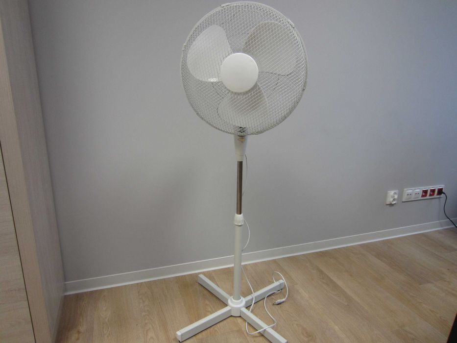 Biały wentylator stojący z łopatkami, regulowana wysokość