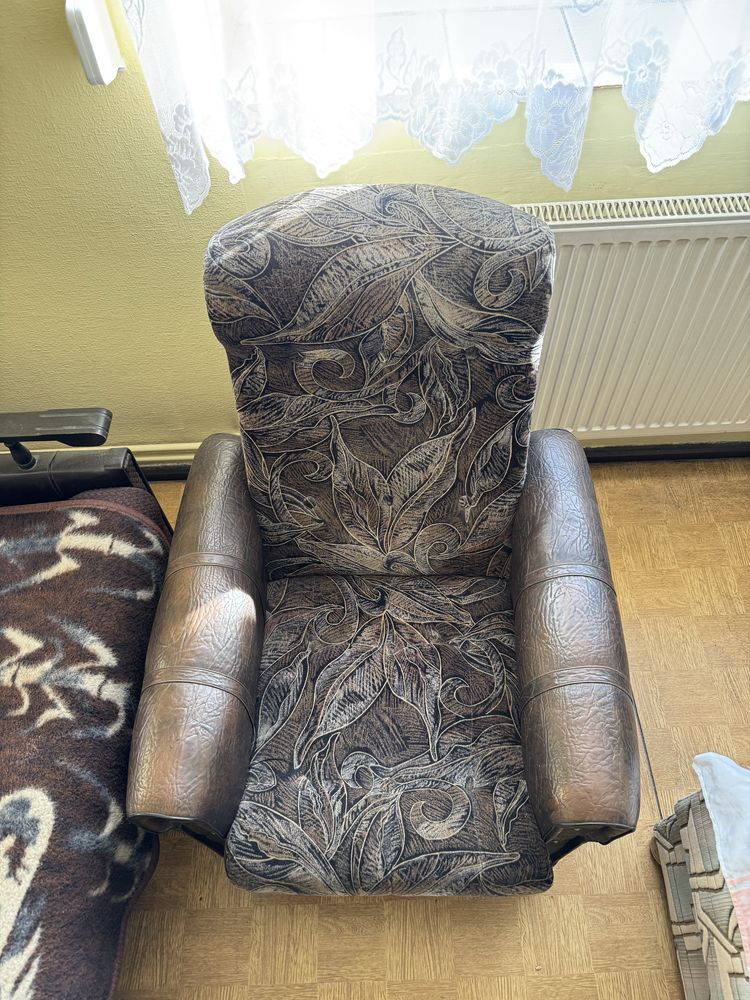 Brązowy fotel do salonu
