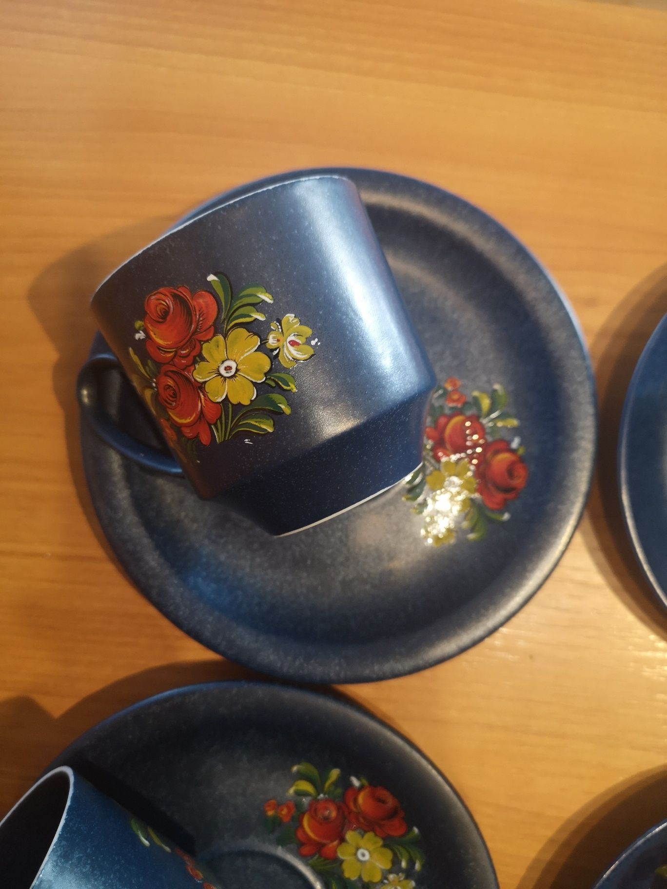 Zestaw 6 starych filiżanek z podstawkami, porcelit