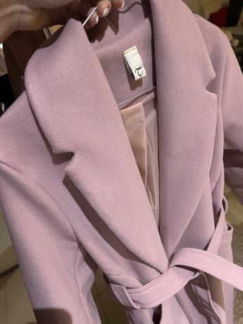 Pudrowo rożowy płaszcz Made in Italy