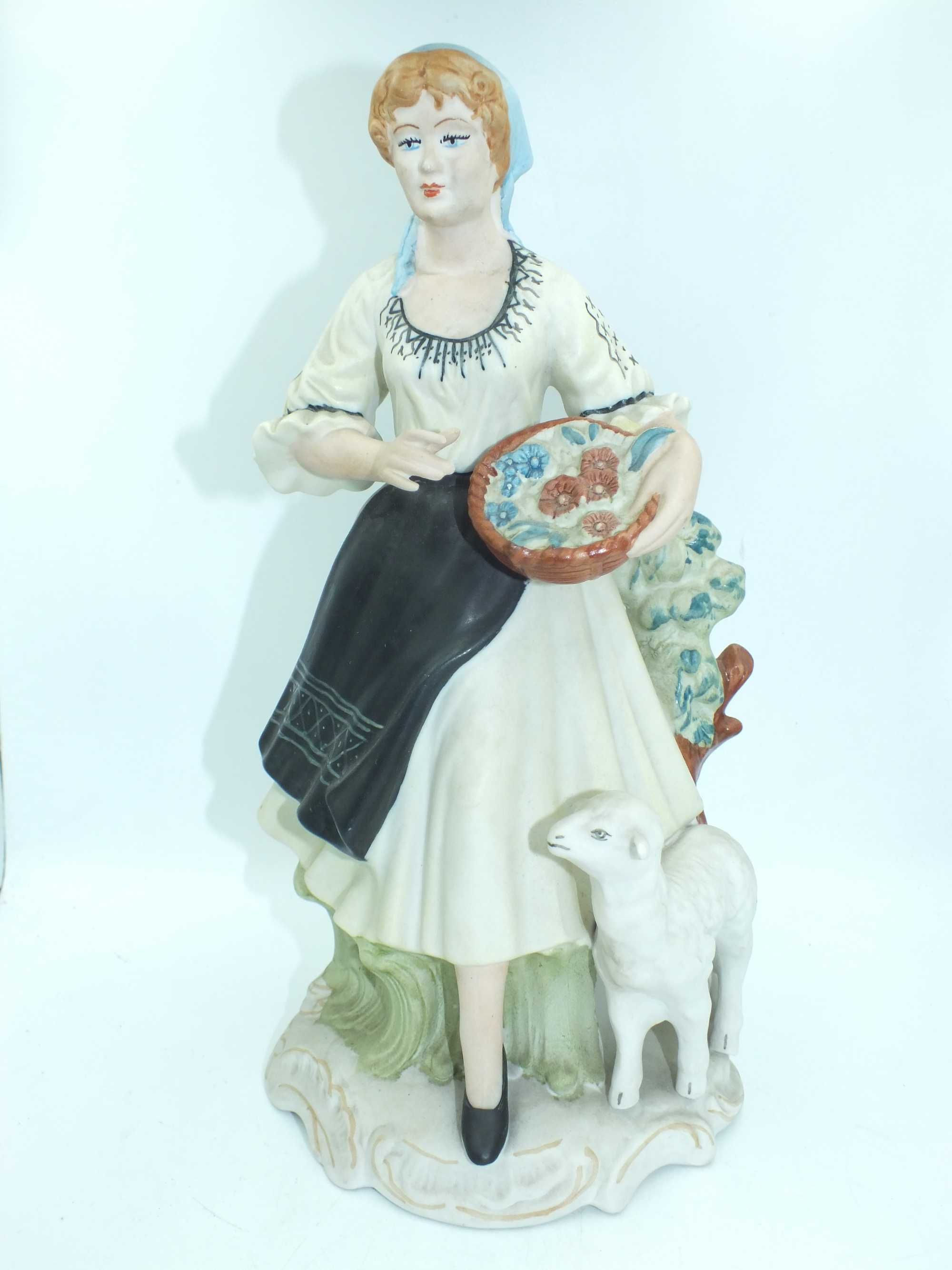 Figurka porcelanowa ARPO sygnowana  Rumunia kobieta