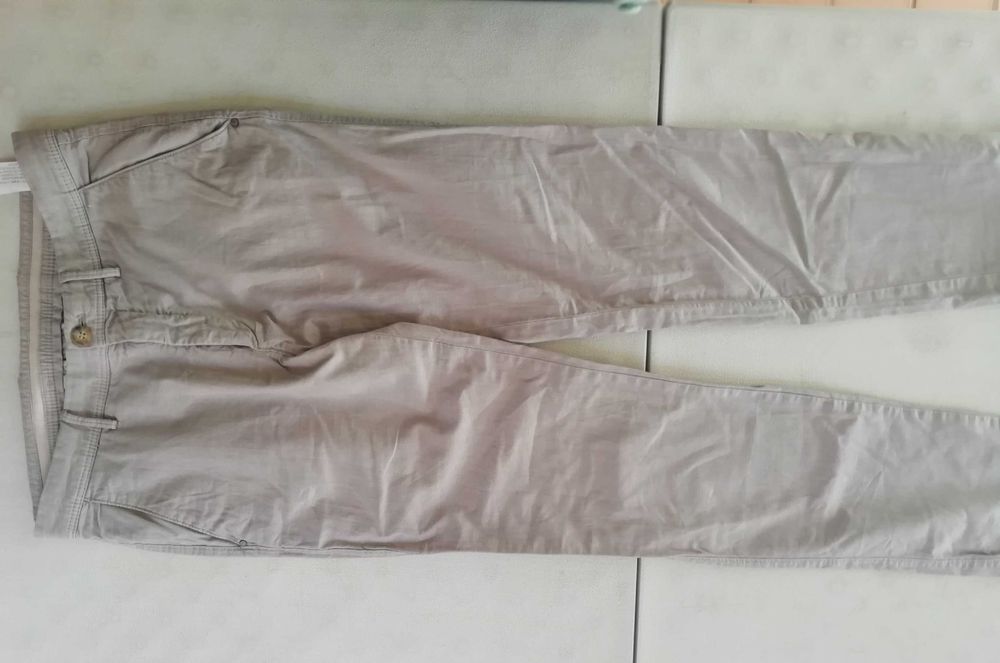 Vende-se calças de Homem, cor creme, de algodão, número 38