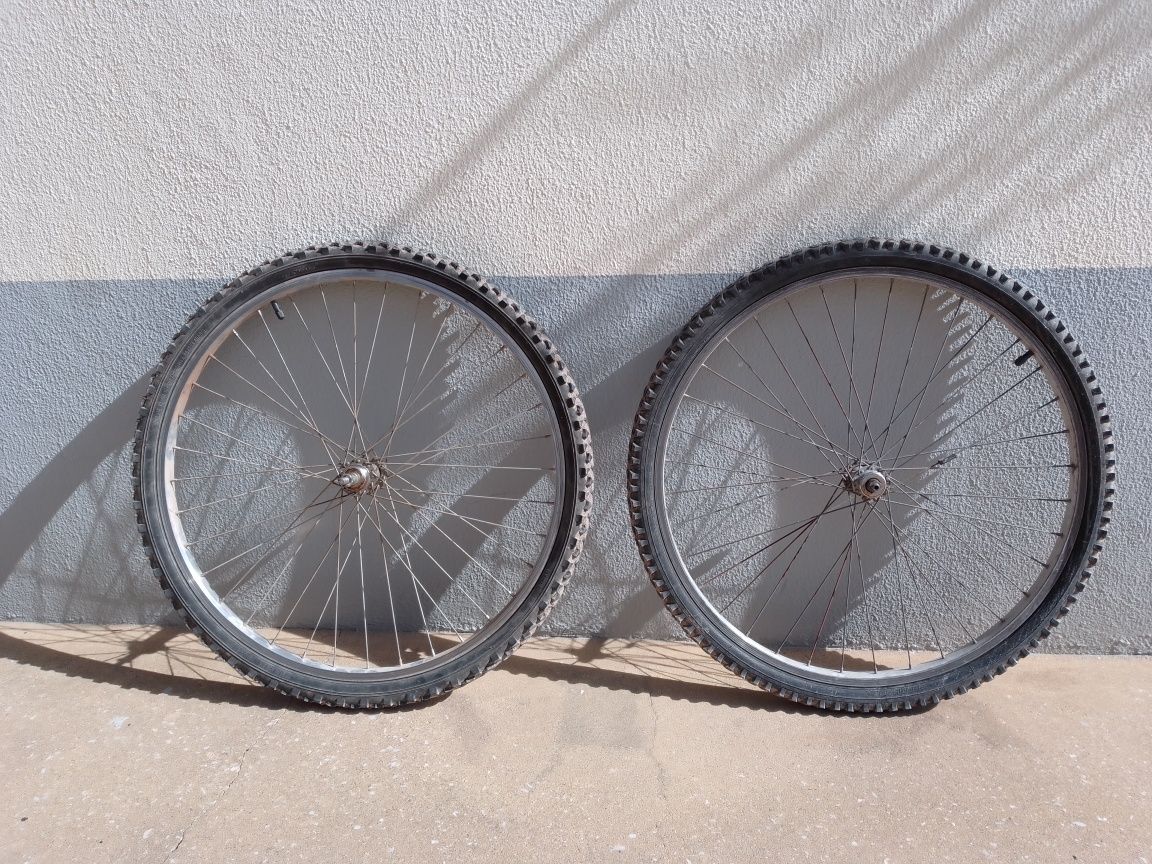 Vendo roda traseira de bicicleta com câmara de ar e jantes incluidas