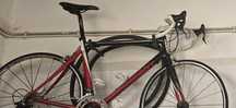 2 Bicicletas uma de alumínio e outra toda em  carbono